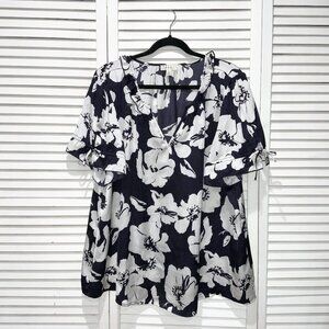 Tamara H. Short Sleeve V Neck Navy Blue and White Floral Blouse Size 1X